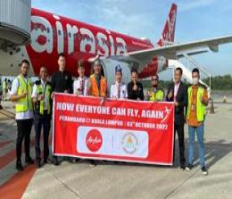 Ketua Asita Riau menyambut kedatangan maskapai Air Asia di Bandara SSK II Pekanbaru (foto/ist)